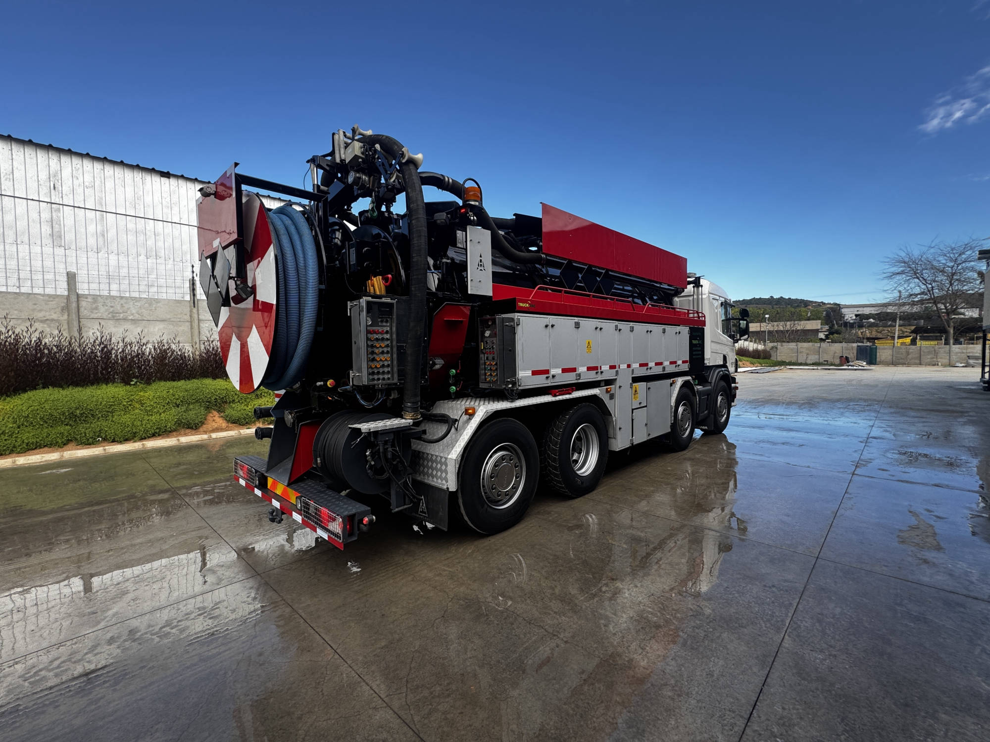 Scania P400 8x2 13m3